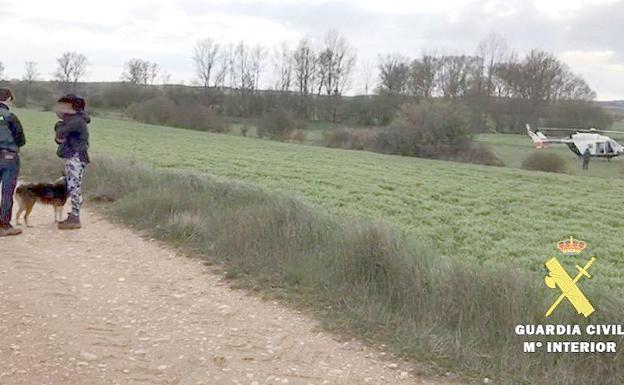 El helicóptero de la Guardia Civil sorprende desde el aire a una mujer paseando por el campo incumpliendo el confinamiento