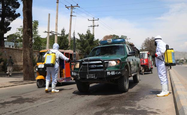 Los talibanes matan a 30 soldados afganos mientras el Covid-19 se ceba en el Gobierno