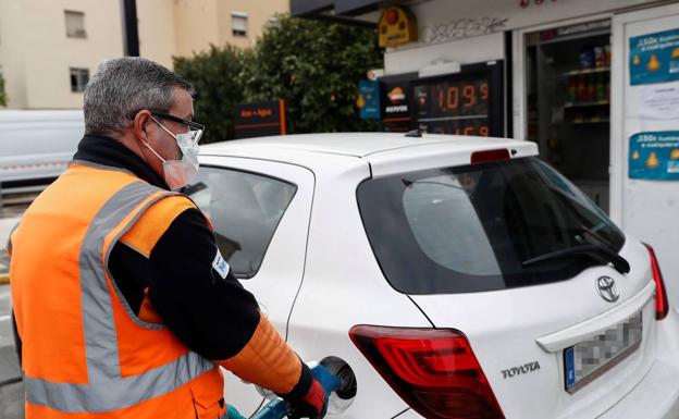 El diésel vale menos de un euro en un tercio de las gasolineras con los coches confinados