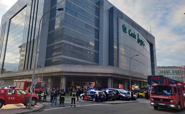 Policia Nacional, Policía Local, Protección Civil y Bomberos rinden homenaje a los trabajadores de El Corte Inglés