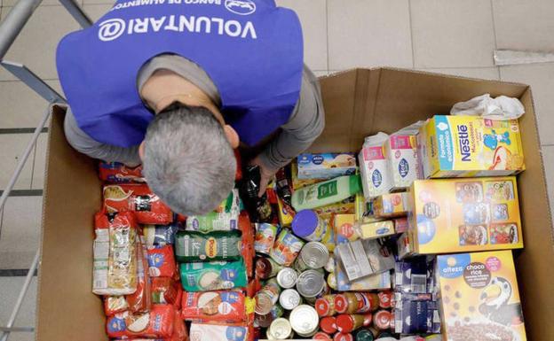 CaixaBank y Fundación 'la Caixa' colaboran con la Asociación Leonesa de la Caridad para apoyar el reparto de alimentos a domicilio
