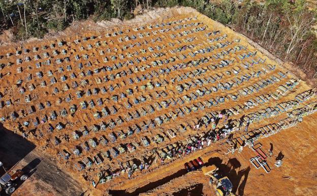 Las víctimas del coronavirus son enterradas en fosas comunes en Manaos, capital de la Amazonia