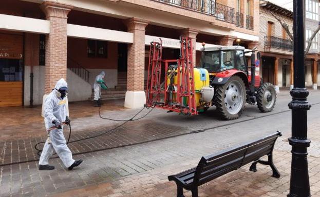 Los agricultores de Santa María del Páramo realizan una tercera desinfección del pueblo