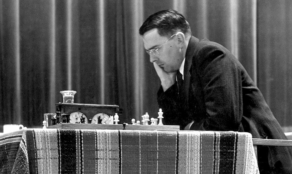 Ahí va el reto: en el tablero de ajedrez con Max Euwe ¿te atreves?