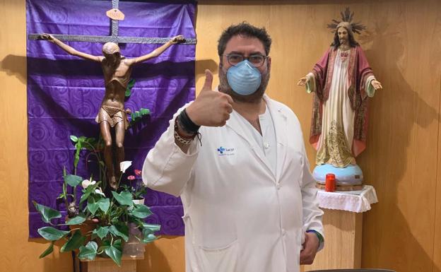 Valor y homenaje a los trabajadores de la salud en la Fiesta Nacional: «Son las Nuevas Fuerzas Armadas de León» 1 #Heroesdehoy | Óscar, capellán del hospital: «Con cuatro bromas, comienza una charla en la que dejamos que el paciente se desahogue»