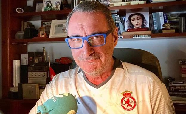 Carlos Herrera da la 'mañana' con la camiseta de la Cultural