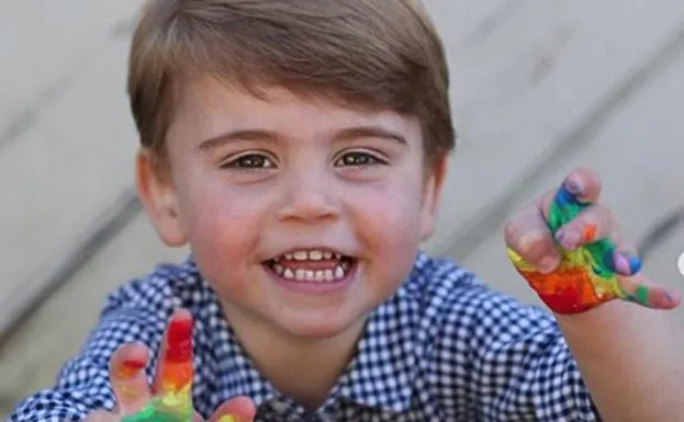 El príncipe Luis, con los colores del arcoíris en las manos al cumplir 2 años