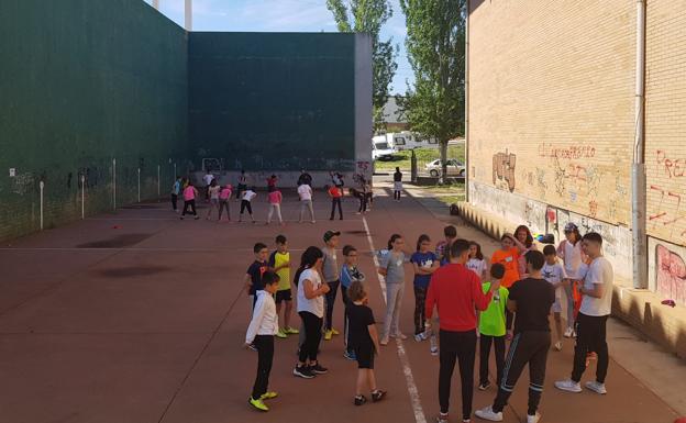 Villaquilambre celebra su 'Día de la Educación Física en la calle' desde casa