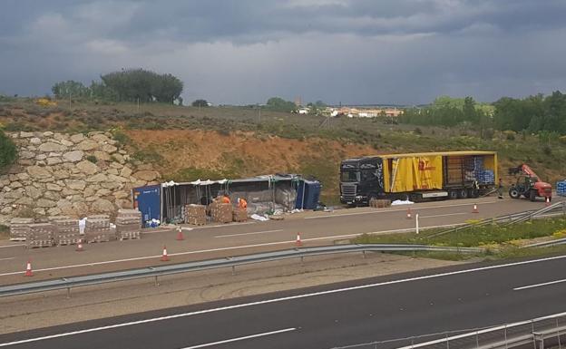 La salida de vía de un camión en la León-Benavente limita el tráfico a la altura de Onzonilla