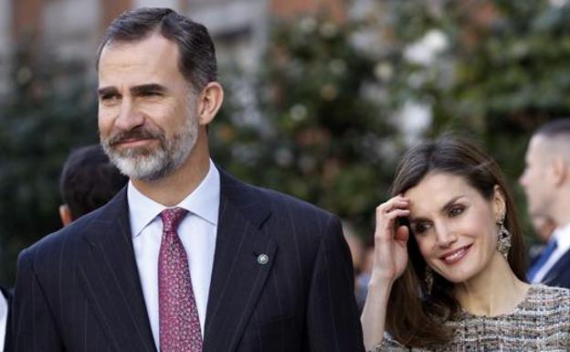 Don Felipe y Doña Letizia conversan con los responsables de los hospitales de León, Burgos y Ávila