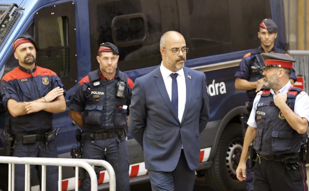 La oposición y un sindicato de Mossos piden el cese del jefe de prensa de Buch por justificar la lucha armada para pedir la independencia