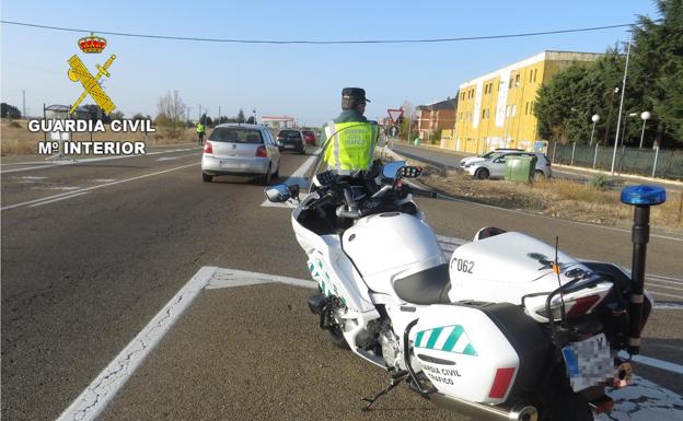 La Guardia Civil intercepta en Villarejo de Órbigo a un conductor con una carabina fuera de su funda