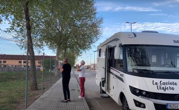 Confinados en una autocaravana con los bomberos como únicos vecinos