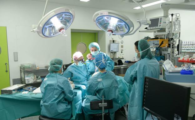 Los 14 hospitales de la comunidad generan en dos meses una lista de espera de doce mil cirugías