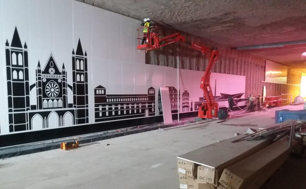 El León monumental saluda al tren