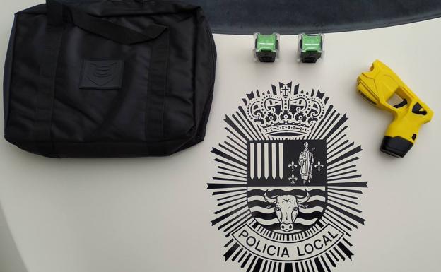 El Ayuntamiento de Toral de los Vados adquiere una pistola eléctrica Taser para la Policía Local