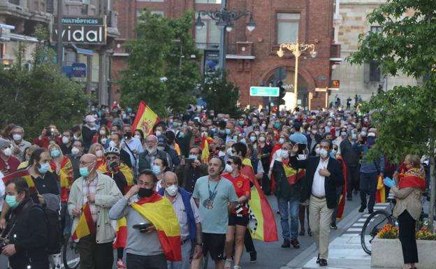 Más de medio millar de leoneses salen a la calle para mostrar su rechazo al Gobierno de Sánchez