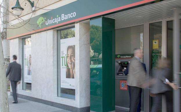 Unicaja Banco ofrece a sus clientes fraccionar el pago de sus seguros de vida y de accidentes sin recargo