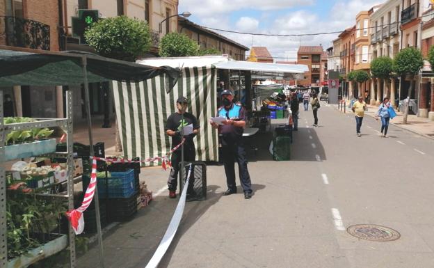 Desde frutas y verduras a embutidos y encurtidos: el mercado vuelve a las calles de Sahagún