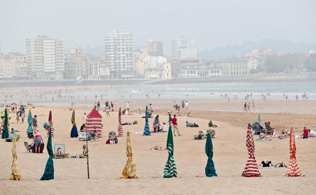 La playa de San Lorenzo pierde sus míticas casetas para ganar aforo y en pleamar solo permitirán baños y paseos