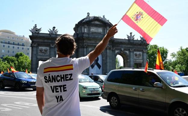 Vox colapsa con sus coches el centro de Madrid para exigir la dimisión de Sánchez