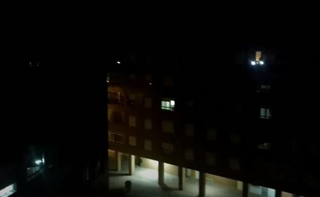 León cumple con el último aplauso y dedica el Ave María a los fallecidos en la pandemia