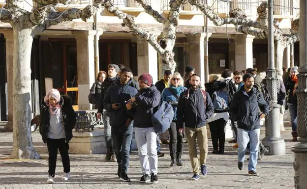 La Junta destina un millón de euros en becas para los 1.795 Erasmus+, 318 en León