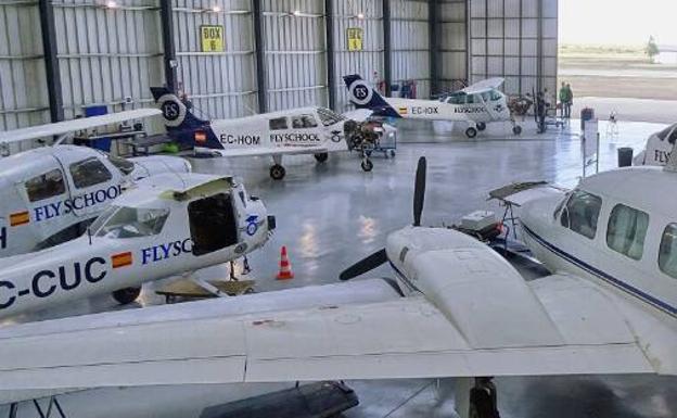 El equipo de gobierno de Villaquilambre apoya la permanencia de la escuela de pilotos 'Flybyschool' en León