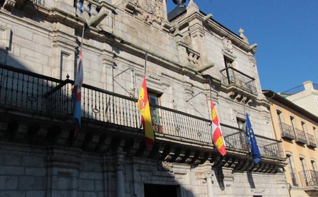 Banderas a media asta y crespones de luto en Ponferrada en recuerdo de las víctimas de la Covid-19