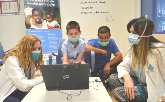 El Hospital San Juan de Dios de León dona ordenadores a cuatro niños con discapacidad auditiva