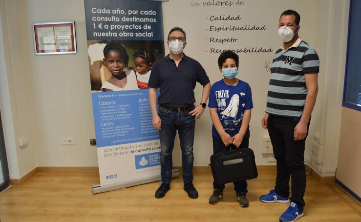 El Hospital San Juan de Dios de León dona ordenadores a cuatro niños con discapacidad auditiva