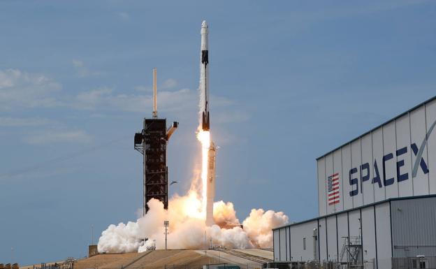 La cápsula de SpaceX llega a la EEI tras 19 horas de vuelo