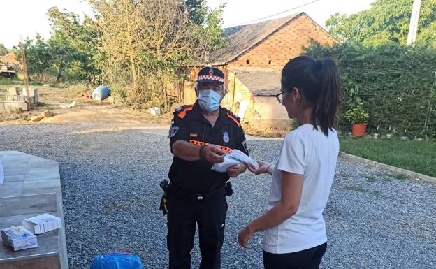 El Ayuntamiento de Carracedelo reparte una mascarilla por vecino en todas las localidades del municipio