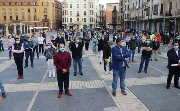 La empresa sale a la calle en silencio para alzar la voz ante un León «que se queda sin tiempo»