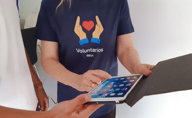 Voluntarios de BBVA y Cruz Roja ayudan a la formación digital a 600 personas mayores en Castilla y León