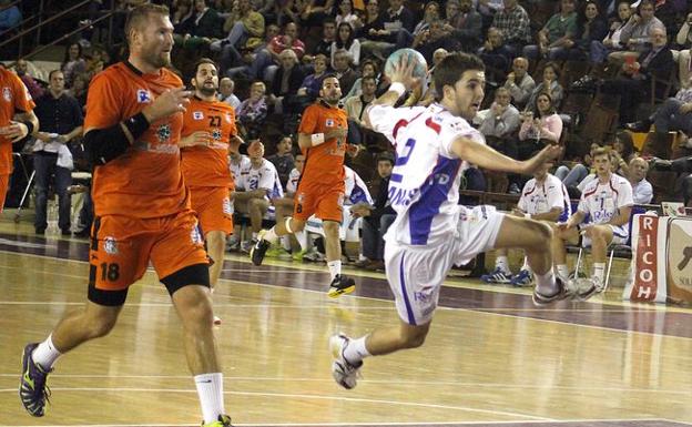 El exademarista Álvaro Cabanas anuncia su retirada del balonmano