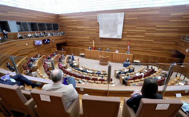 Gestión del Covid e impuestos, preguntas para Mañueco en el primer pleno con el que se recupera la normalidad