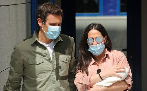 Malú y Albert Rivera regresan a casa con su hija Lucía