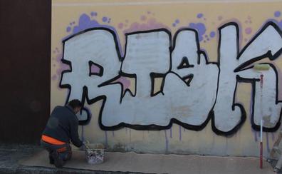 Ponferrada invierte 5.000 euros en eliminar graffitis en el casco antiguo de la ciudad