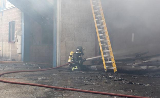 El incendio que calcinó tres naves industriales en Valverde deja en el aire 25 empleos