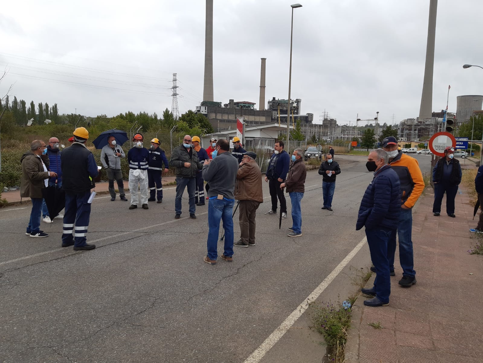 Protesta de los trabajadores de Nervión ante la central de Compostilla II en Cubillos del Sil