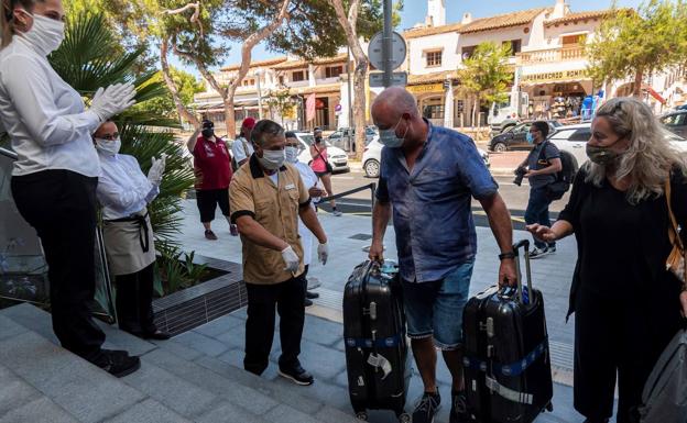 Llegan los primeros turistas alemanes a Baleares con el inicio del plan piloto