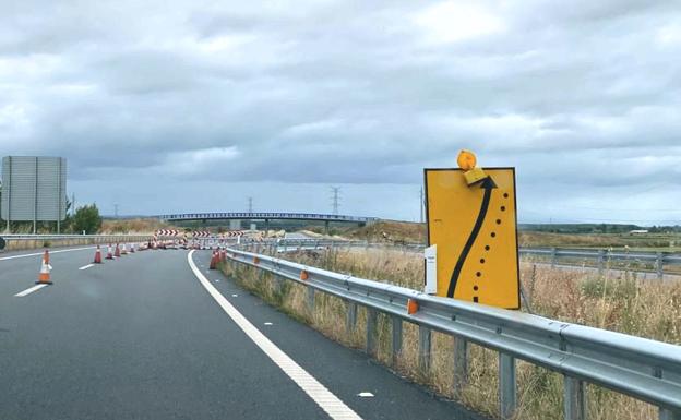 El hundimiento del firme en la A-60 da lugar a la tercera reparación en dos años desde su apertura