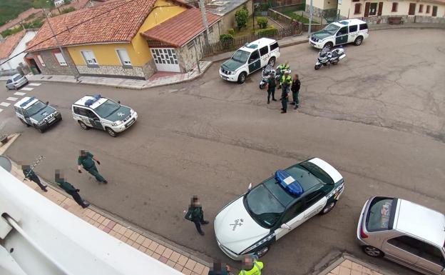 La Guardia Civil lleva a cabo un gran despliegue en Ciñera para detener a un hombre tras una trifulca