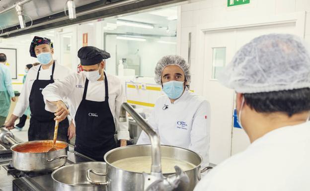Diego Guerrero, chef con dos Estrellas Michelin, muestra su apoyo a los cocineros de las residencias ORPEA