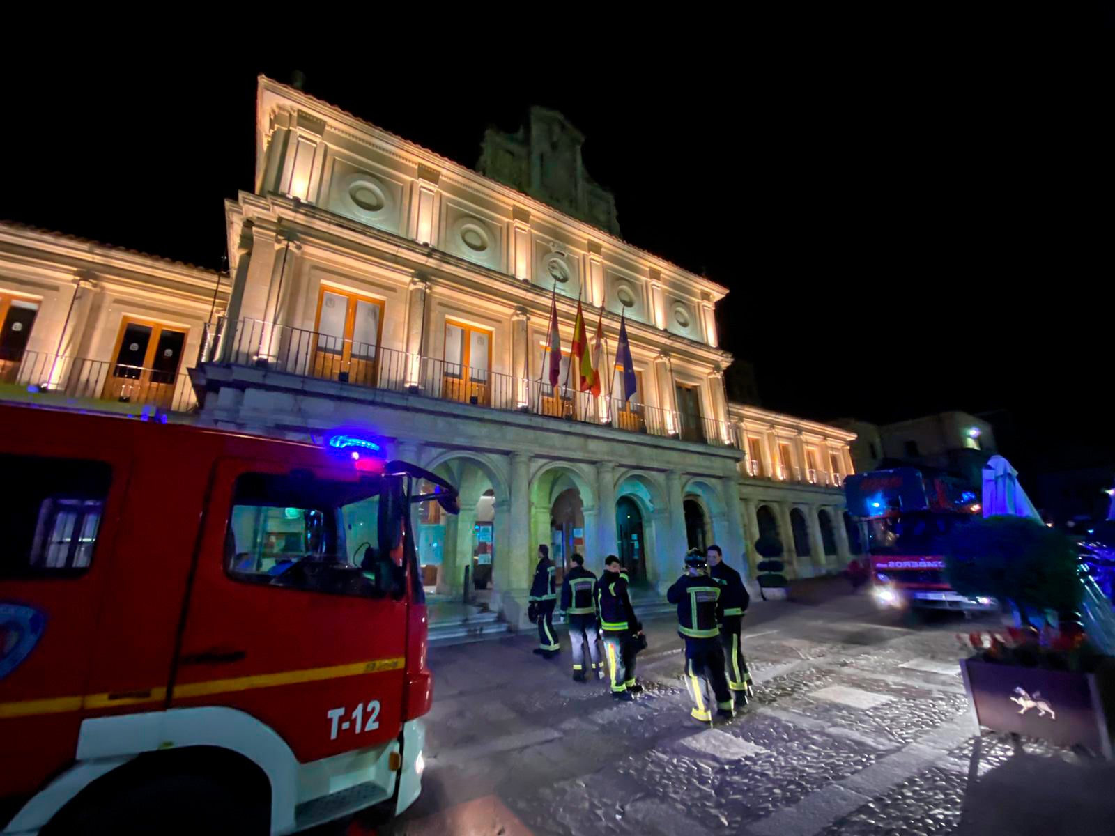 Una falsa alarma de incendio de madrugada en el Consistorio en San Marcelo obliga a un gran despliegue de Policía Local y Bomberos