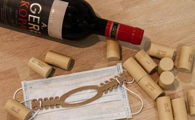 Bierzo Enotursimo dona al hospital 100 protectores de orejas para evitar el roce de las mascarillas