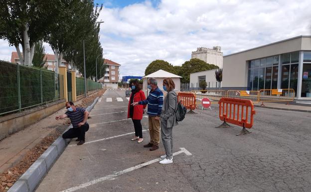 Santa María del Páramo inicia las obras de ampliación de acera de la calle del Parque