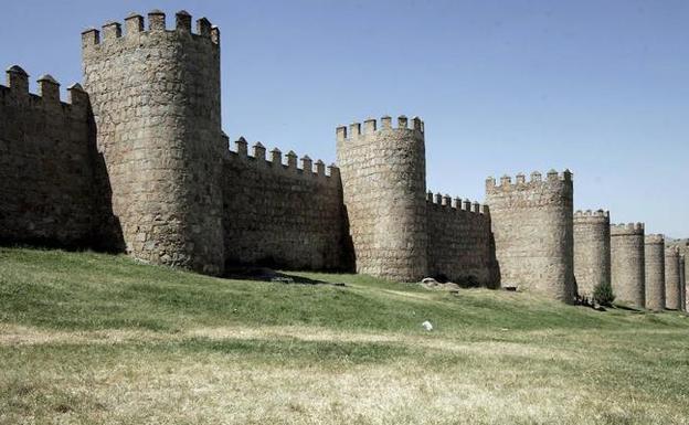 Diversidad Sexual y Derechos LGTBI pide disculpas a Ávila por el tuit en el que menciona la muralla y explica que solo pretendía dar las gracias a Correos