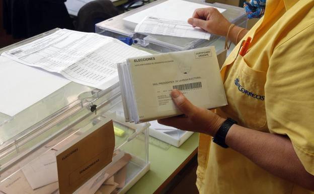 Correos comienza la entrega de la documentación electoral para el ejercicio del voto por correo en Galicia y el País Vasco